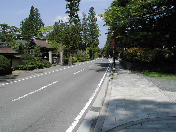 電線を地中化した高野山の町並み