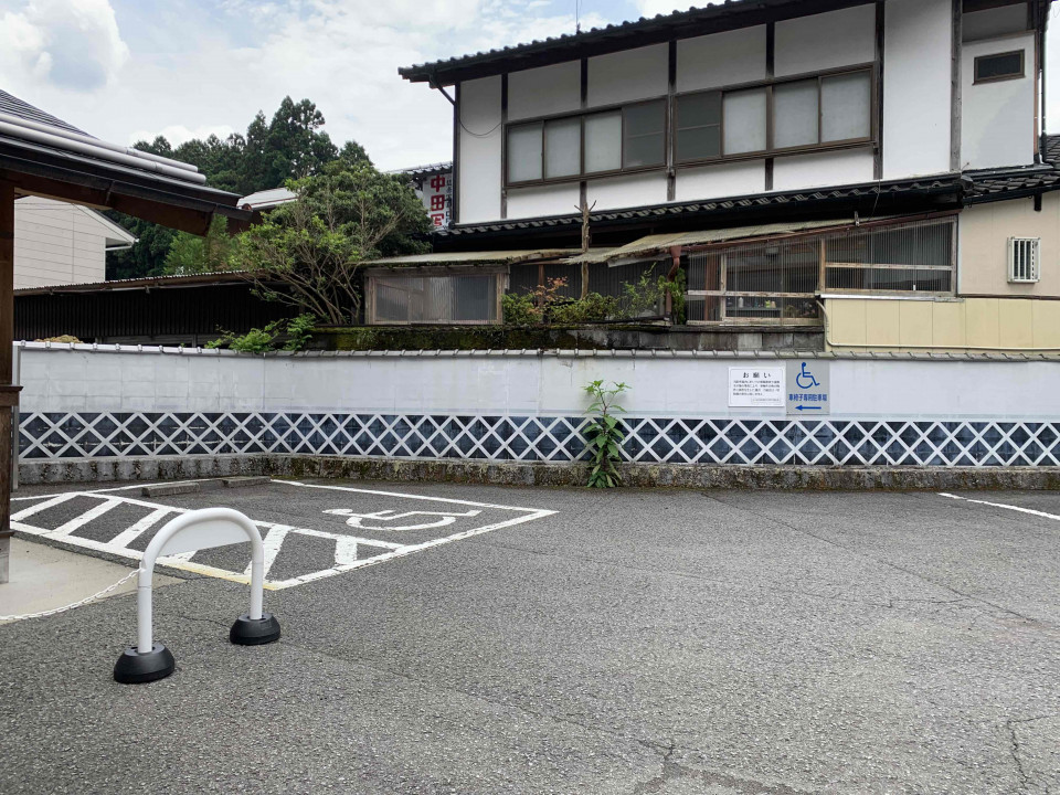 There is an accessible parking lot located near the restroom of Ishinohashi Bridge.