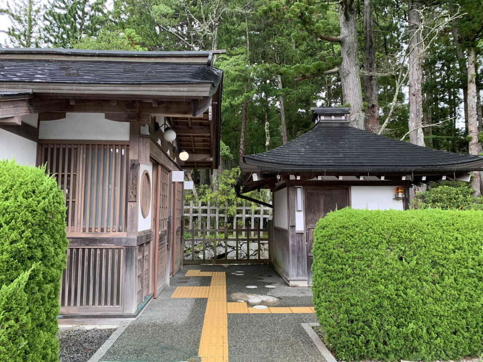The accessible restroom is located on the right-hand side of to the entrance of Kongobu-ji Head Temple.