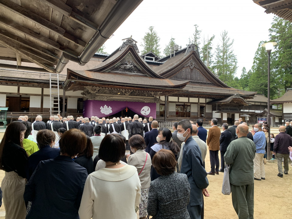 金剛峯寺で入口から見守る地域の方々