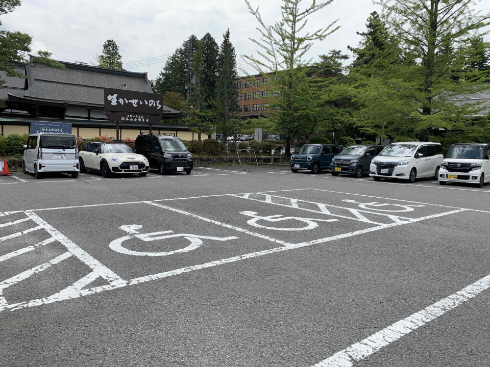 There is accessible parking located at the parking lot in front of the main gate to Kongobu-ji Head Temple.