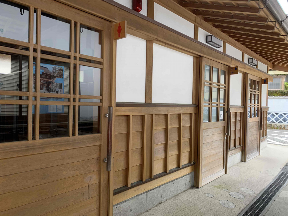 Exterior of the entrance to the Ichinohashi Bridge public restroom.