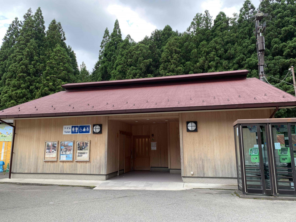 Exterior of the Nakanohashi Bridge (bus stop) public restroom.