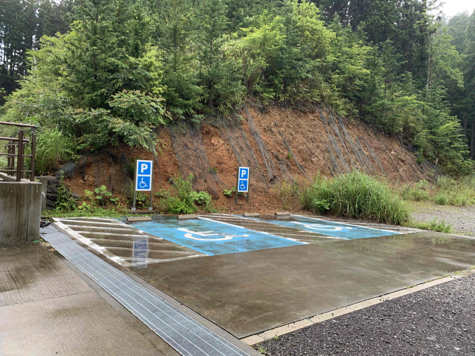 Entire view of the Dai-mon minami chushajo (parking lot), which accommodates accessible parking.