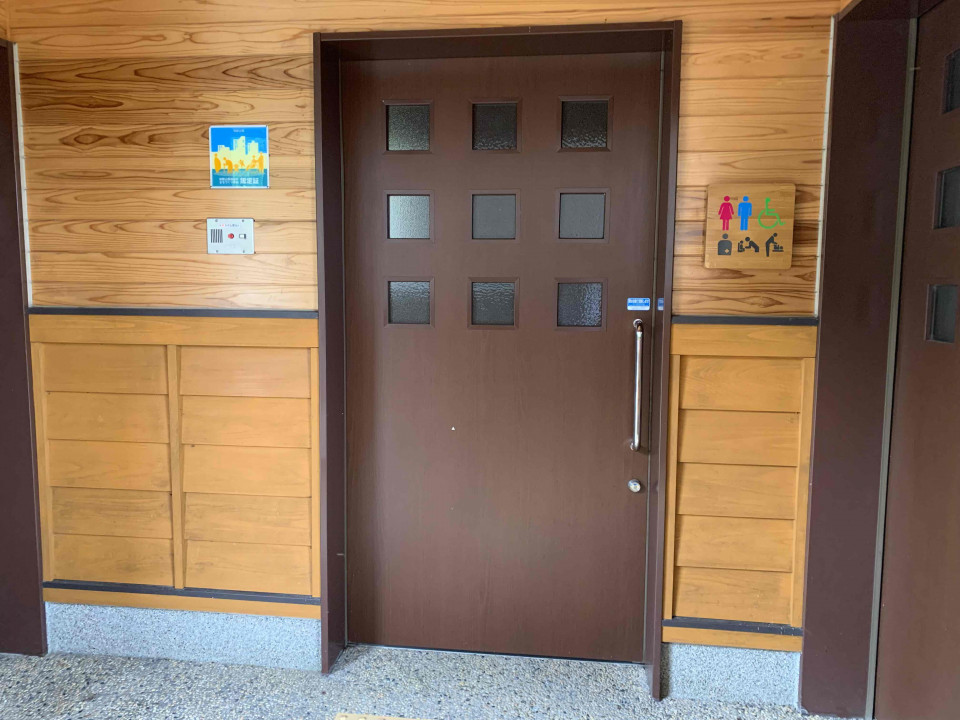 Entrance to Dai-mon minami accessible restroom. 