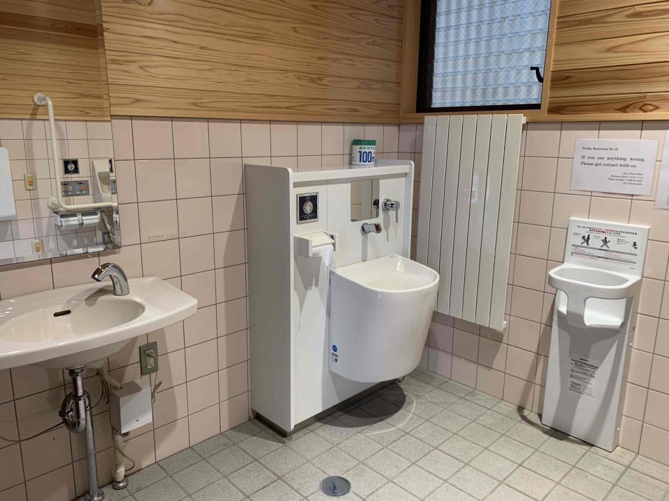 Dai-mon minami Accessible Restroom-This restroom accommodates individuals with an ostomy, or individuals who require a baby chair.