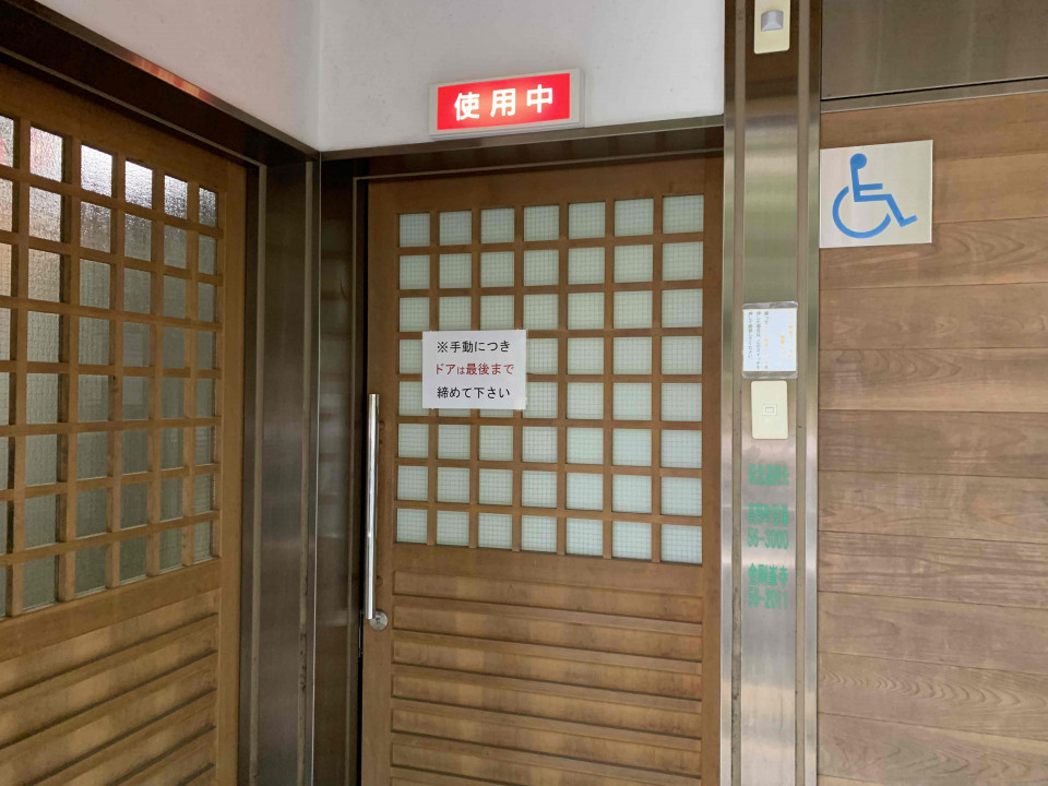 根本大塔北多目的トイレ入口