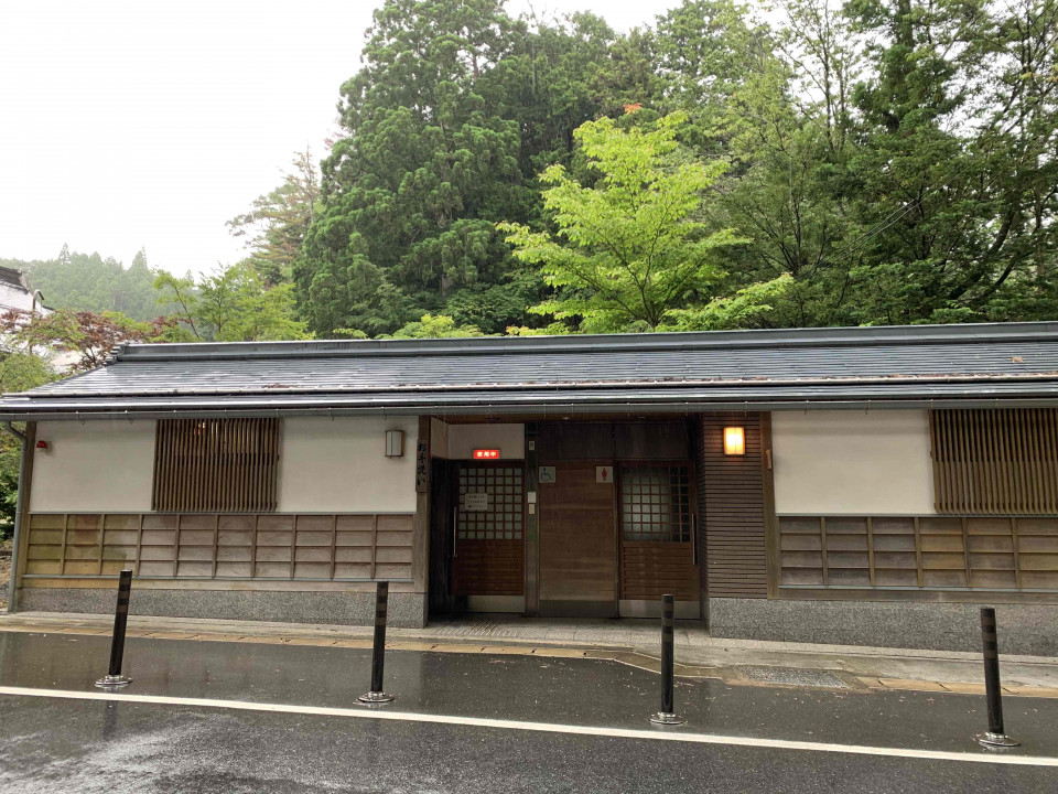 Exterior of the entrance to the accessible rest room located at Konpon Daito-Kita.