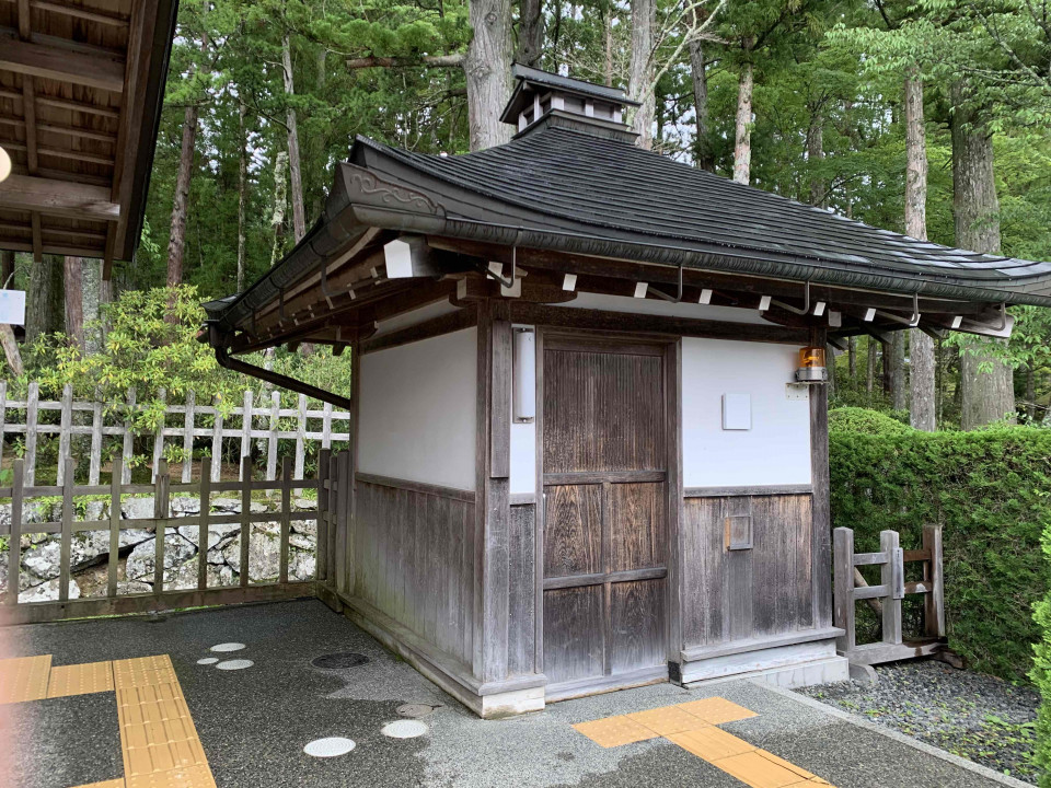 The exterior of the Kongobu-ji-Mae (Kongobu-ji Head Temple) accessible restroom.