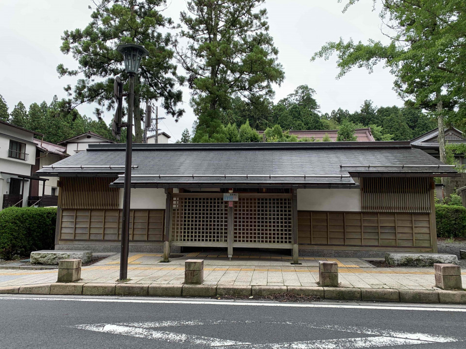 中門前公衆トイレ外観