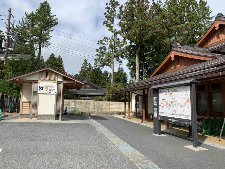 There is a public restroom located by the second parking lot for Kongobu-ji Head Temple which is left of the Koyasan Tourist Information Center.
