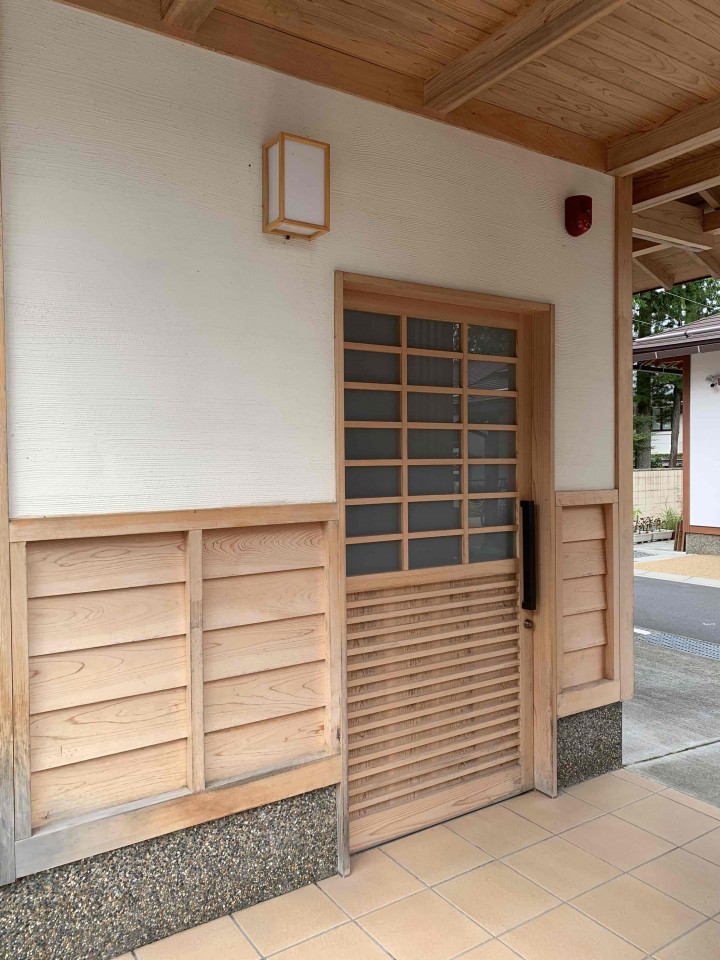 Entrance to the Kongobu-ji (Kongobu-ji Head Temple) Dai-ni-chushajo (Parking Lot 2) accessible restroom.