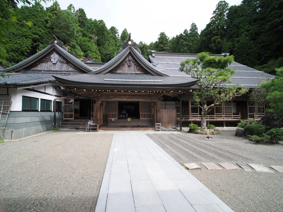 高野山高等学校と宝城院の建造物5棟が国の登録有形文化財に登録されました